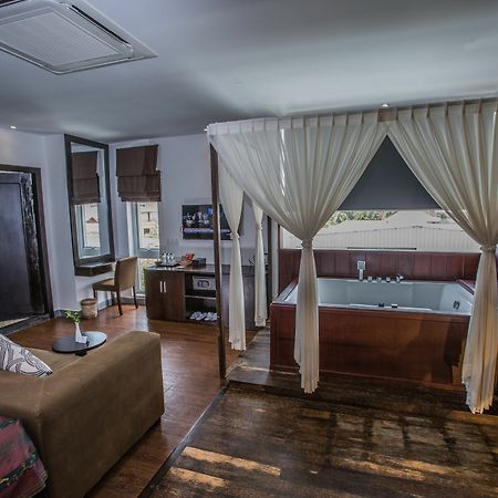 The Palm Boutique Hotel & Residence 프놈펜 외부 사진
