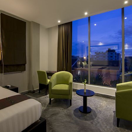 The Palm Boutique Hotel & Residence 프놈펜 외부 사진